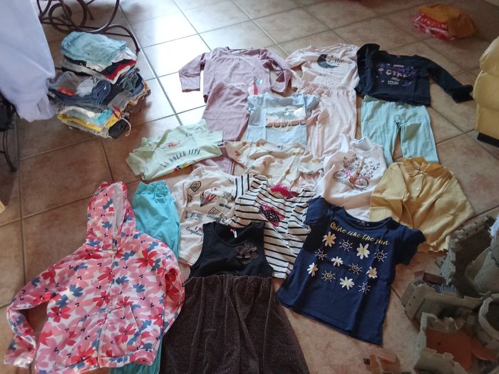 Lot de 17 articles fille 8 ans - photo numéro 1