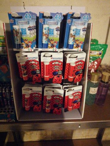 Baumes a lèvres enfants avec présentoir