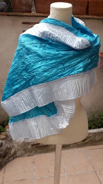 Foulard effet fripé turquoise bordé d'effet plissé