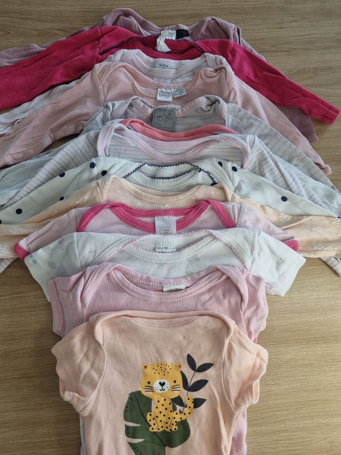 Lot de 13 bodies 6mois