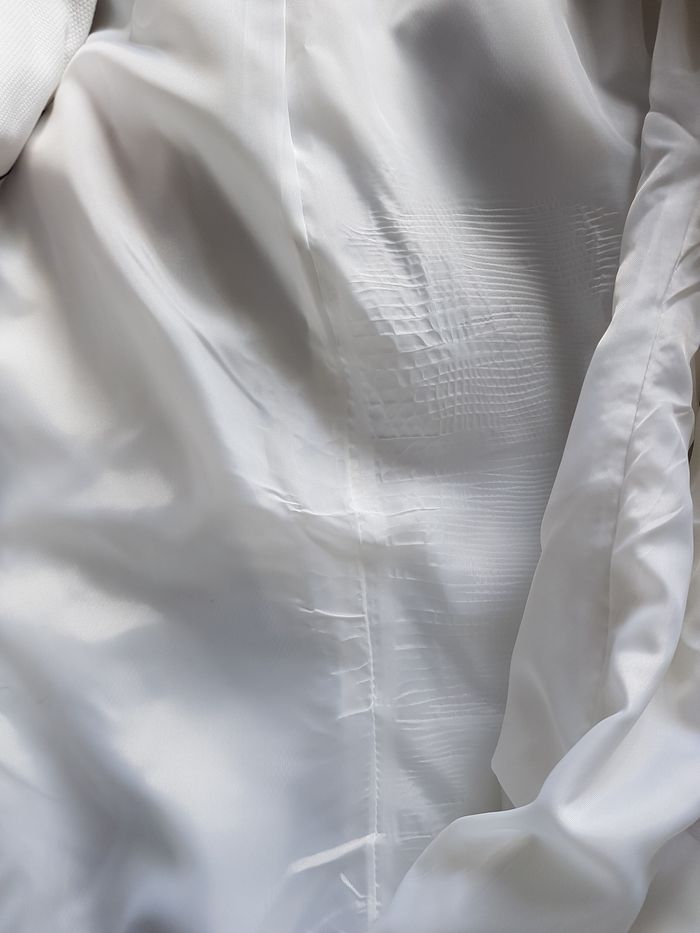 Veste blanc cassé tissu gaufré, fermée par crochets. H&M. T44, 50cm aux aisselles, 58cm de haut. - photo numéro 6
