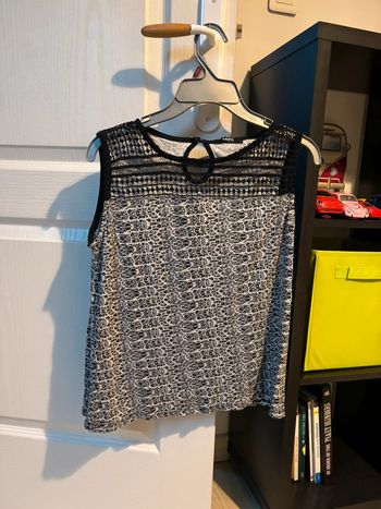 Débardeur à motifs blancs et noirs avec dentelle