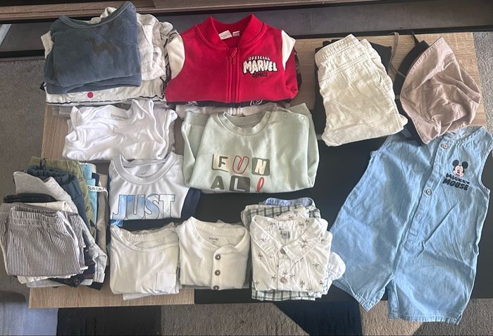 Je vends ce lot de vêtements pour garçon de 18 mois.