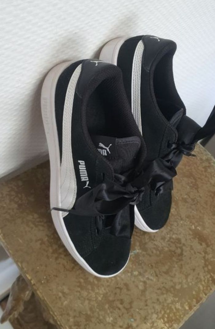 Taille.37Basket en suédine Noir/et cuir Blanc avec ruban en satin noir (4 passants)
Modèle Smash v2 Ribbon junior
marque PUMA
Pour femme ou fille
Taille.37 - photo numéro 4