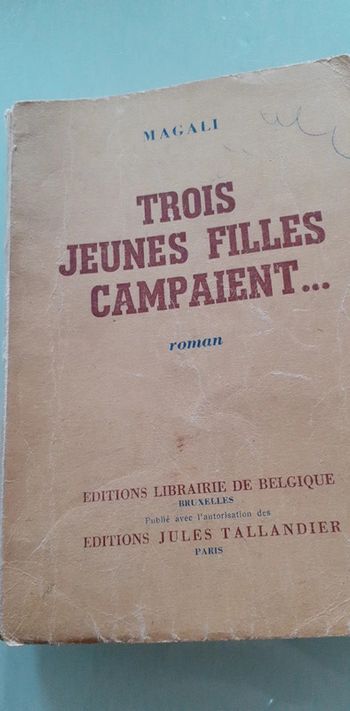 Ancien roman Trois jeunes filles campaient.