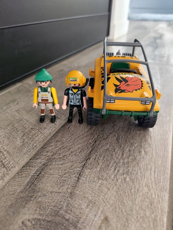 Jeep safari et deux personnages playmobil