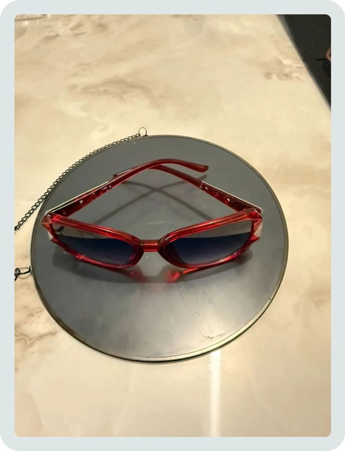 Lunette de soleil rouge - photo numéro 3