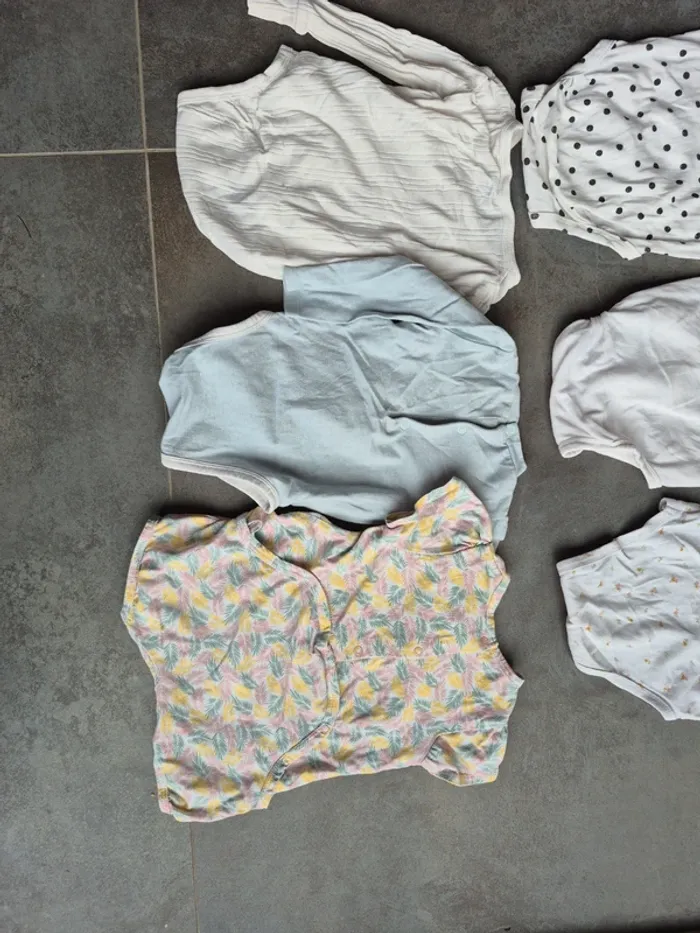 Lot de bodies 9 mois + 1 barboteuse - photo numéro 9