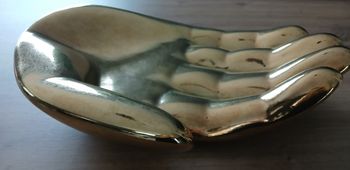 Main géante en faïence mordorée