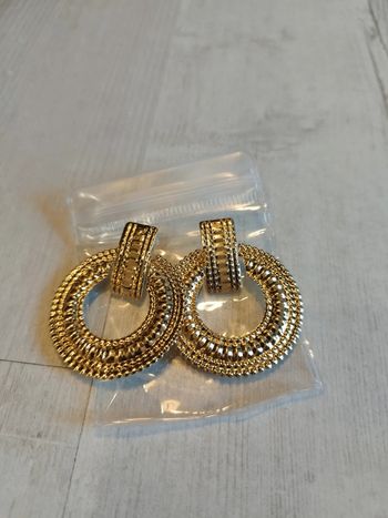 Très jolies boucles d'oreilles neuves dorées