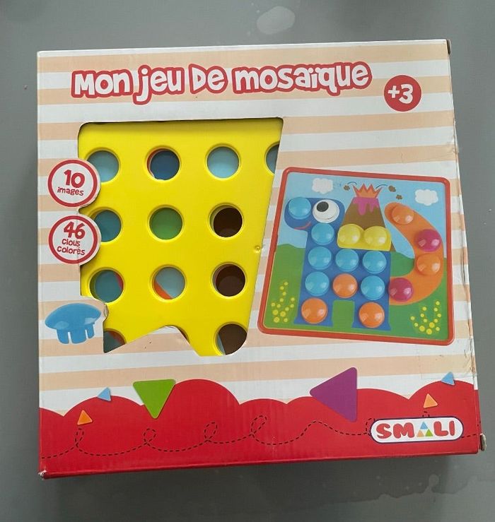 Jeu de mosaïque avec petit clous colorés Smali Très bon état