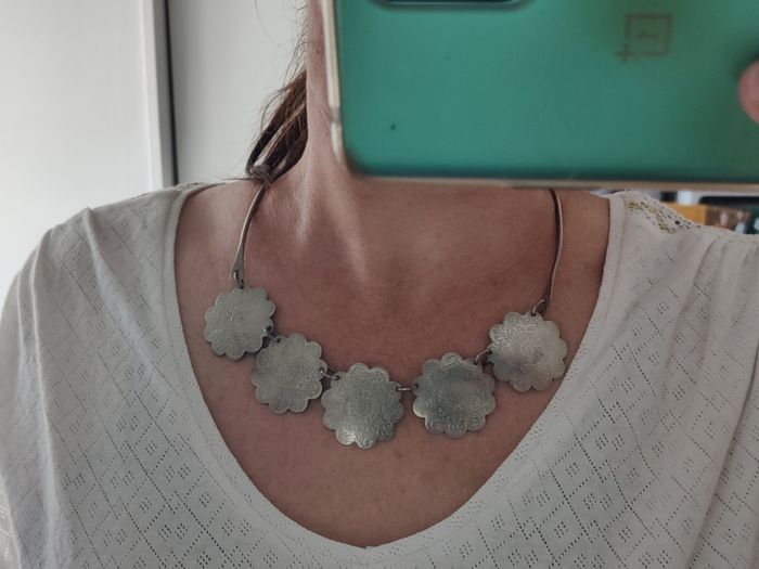 Collier rigide plastron argenté fleurs