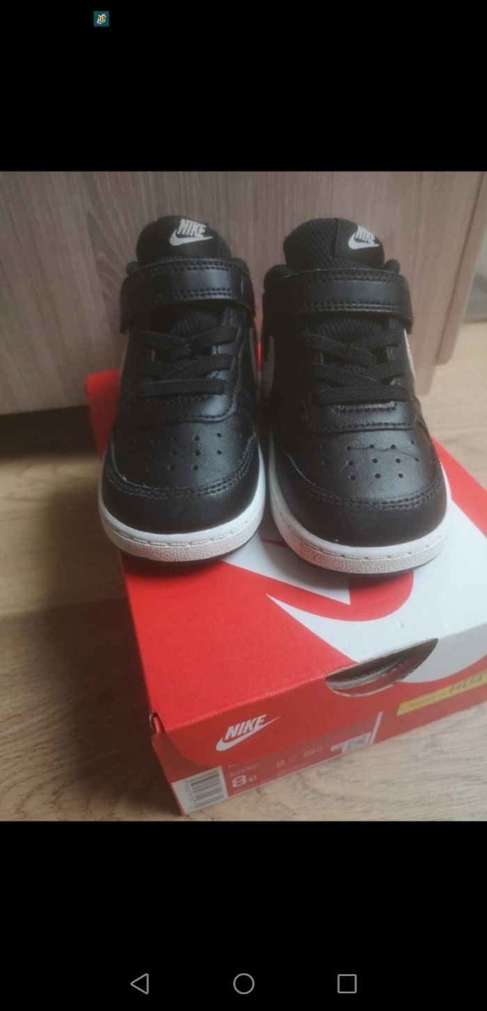 Baskets nike noir et blanche en très bon état - photo numéro 3