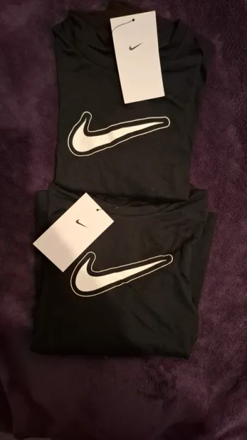 Lots 2 t-shirt Nike Taille 122-128cm