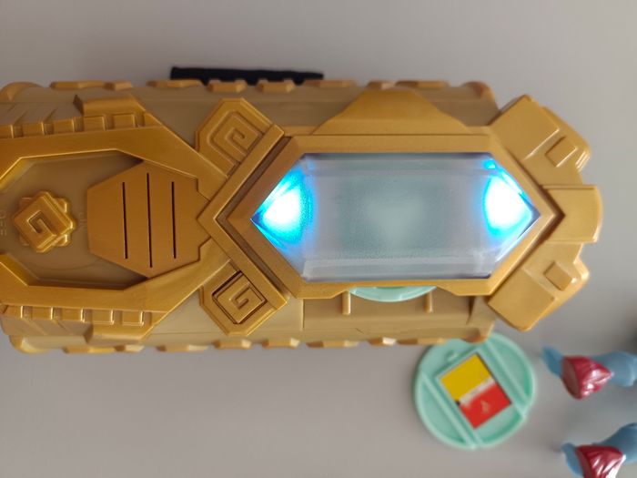 Bracelet Gormiti lumineux et sonore et 2 figurines articulées - photo numéro 4