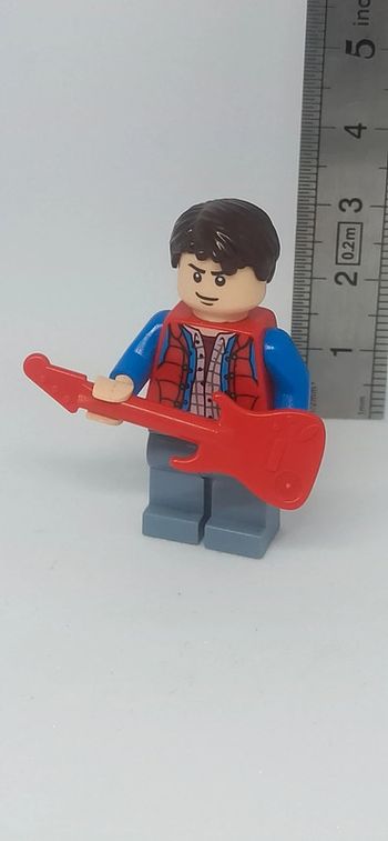 Homme marty Mac fly lego avec guitare