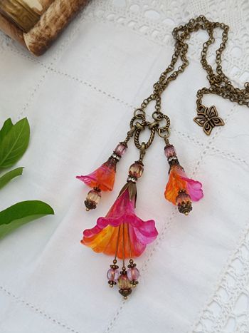 Collier sautoir fleurs Fantasy lucite rose orange verre tchèque bronze antique