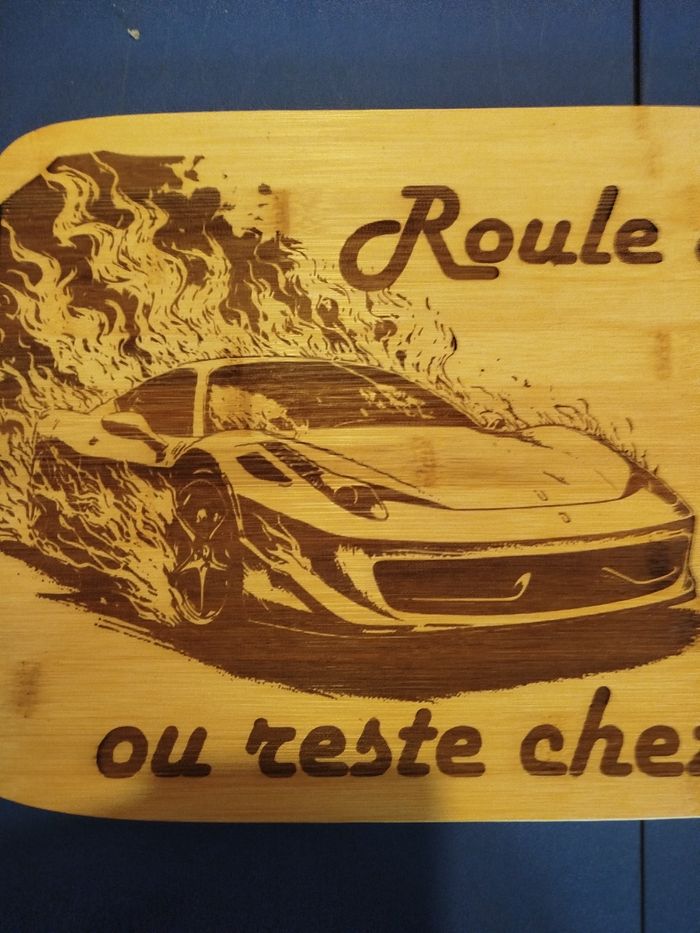 Planche à découper en bambou motif Ferrari neuf - photo numéro 3