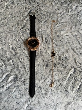 Jolie montre noire avec bracelet papillon