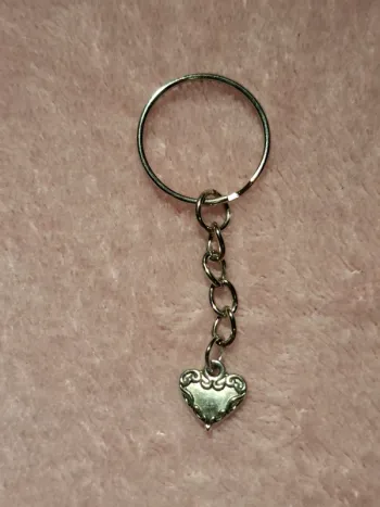 💖 Porte-clé cœur vintage argenté – Romantique et chic
