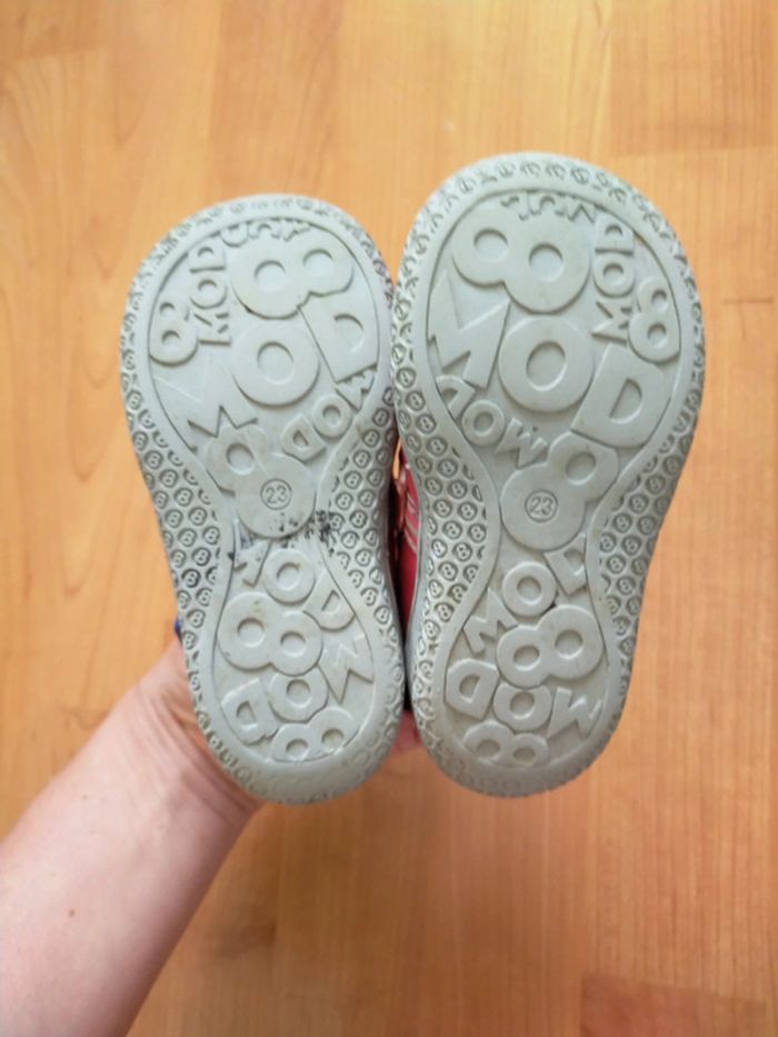 Jolies babies en cuir rouge taille 23 - photo numéro 2