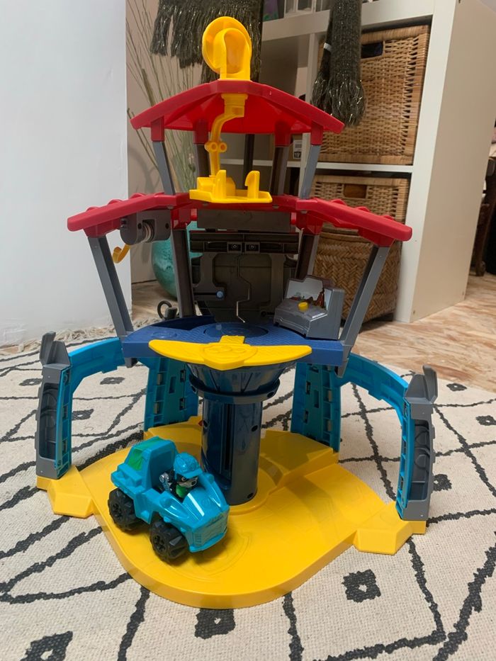 Quartier général pat patrouille dino avec Rex et son véhicule