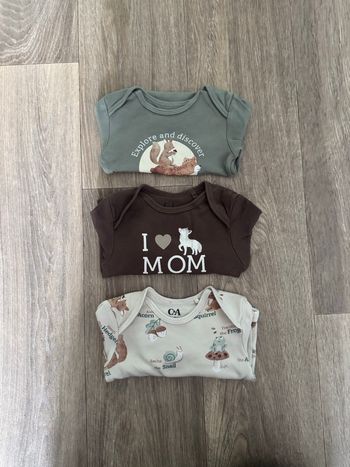 Lot de 3 bodies taille 6 mois - C&A