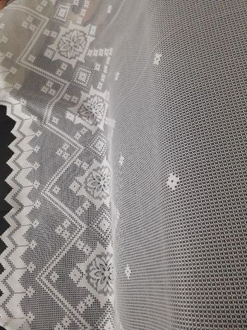 Un rideau blanc en excellent état