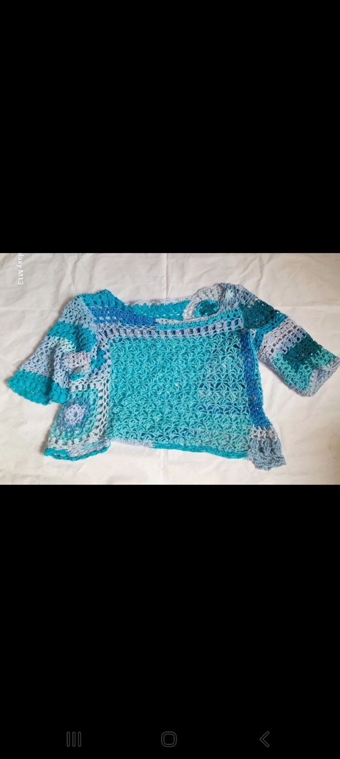 Tee shirt femme à trous fait main au crochet bleu en coton taille M