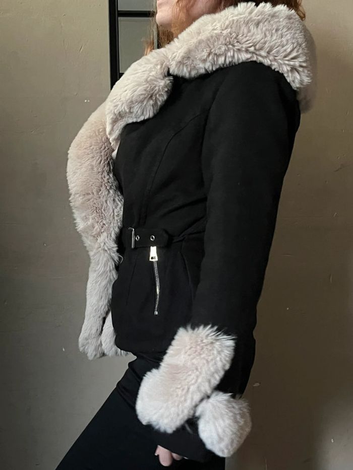 Manteau noir épais court à capuche avec fausse fourrure - photo numéro 8