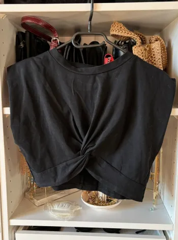 Tee-shirt noir crop top croisé