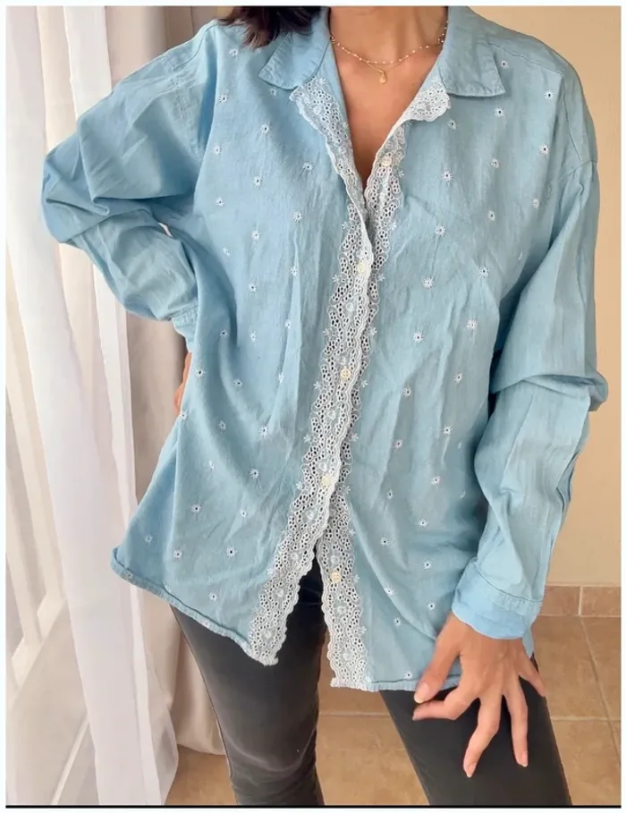 Chemise bleue ciel brodée Nafnaf très bon état