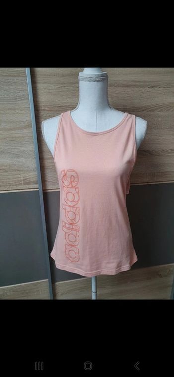 Débardeur de sport.