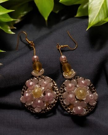 Boucles d'oreilles pendante blanches et rose