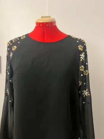 Robe noire détails strass blanc et jaune et voile H&M