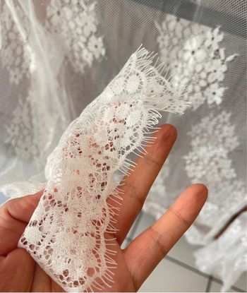 Blouse en dentelle col montant manches longues