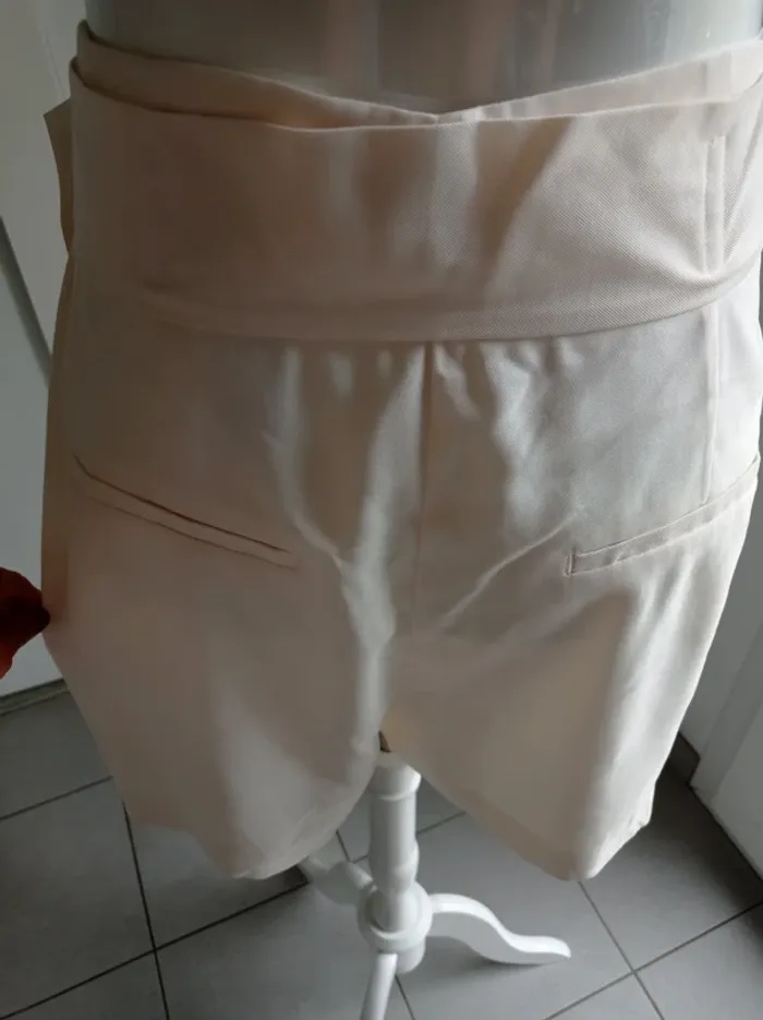 Magnifique short blanc cassé avec ceinture intégrée T.42 H&M - photo numéro 3