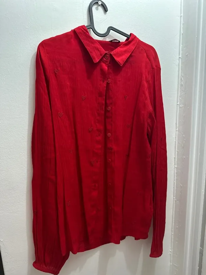 Chemise rouge à cœur