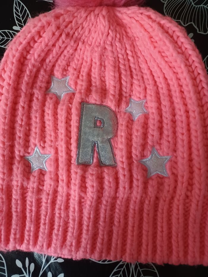 Bonnet rose avec lettre R - photo numéro 2