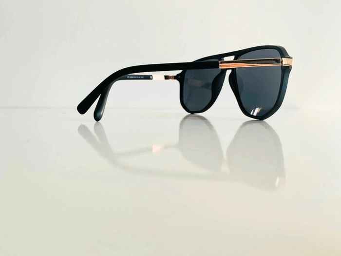 Lunette de soleil mixte noire et dorée UV protection catégorie 3 - photo numéro 5