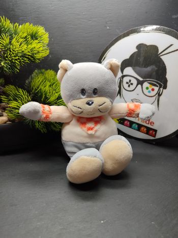 doudou chat ajena peluche gris beige orange coeur carreaux grelot moustache Rose