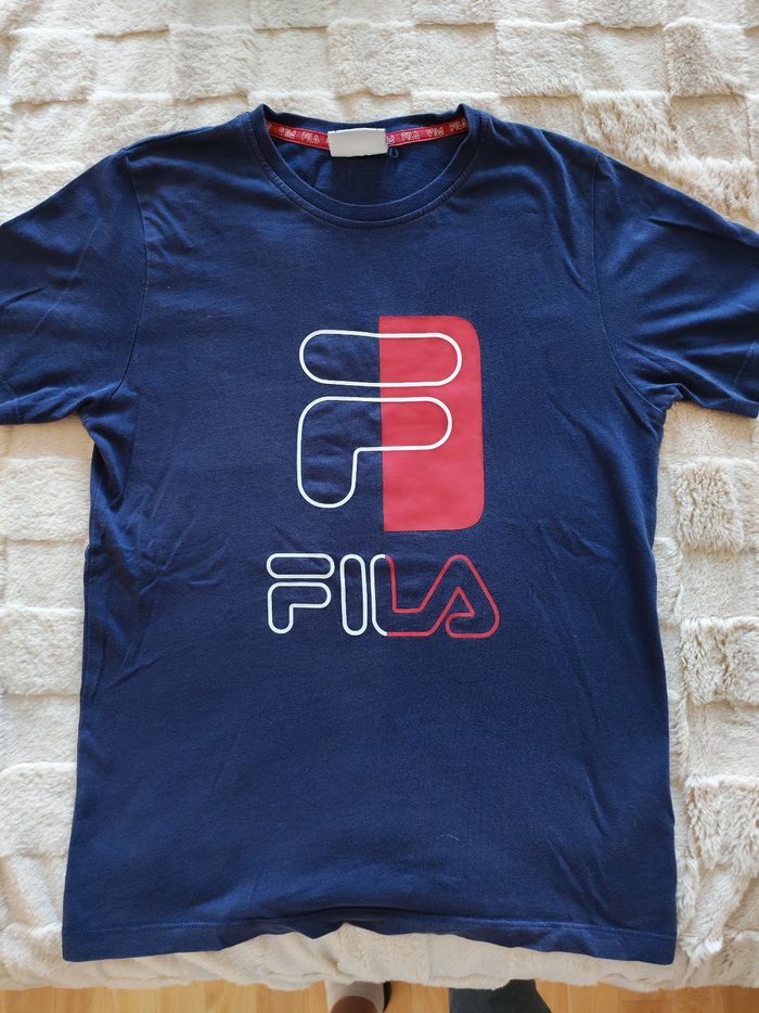 T-shirt Fila bleu marine 11-12 ans – bon état