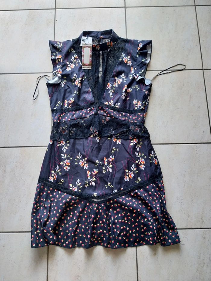 Robe satin et dentelle 40/42 (prix ferme)