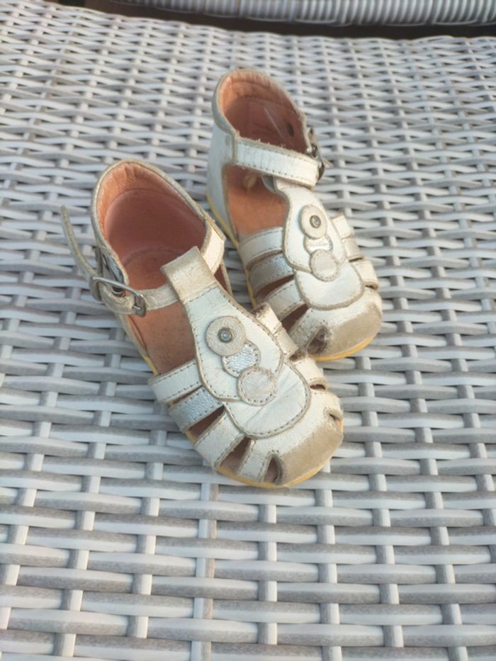 Sandales blanches pointure 19