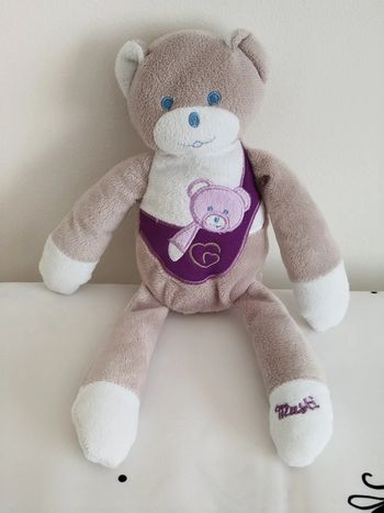 Oursonne et son bébé en écharpe gris et violet Mustela