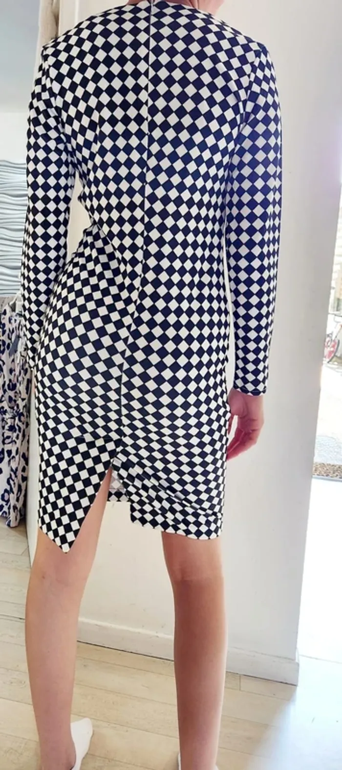 Robe moulante damier noir & blanc – manches longues – taille S - photo numéro 2
