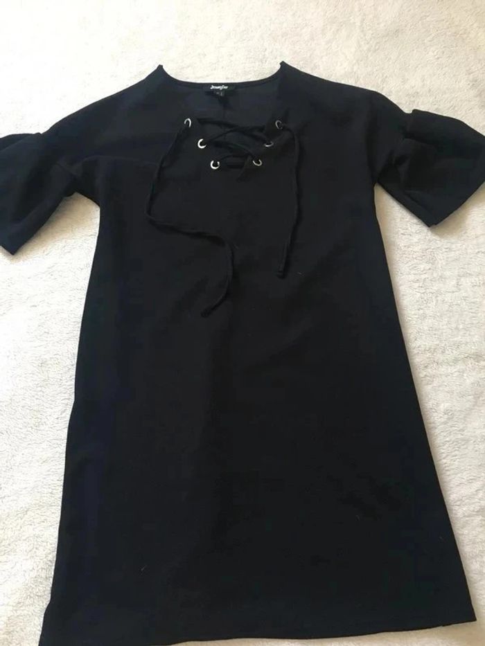 Petite robe noire d'été uni basique simple casual décolleté col V en lacets manches courtes - photo numéro 2