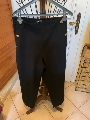 Pantalon noire à boutons sur le devant