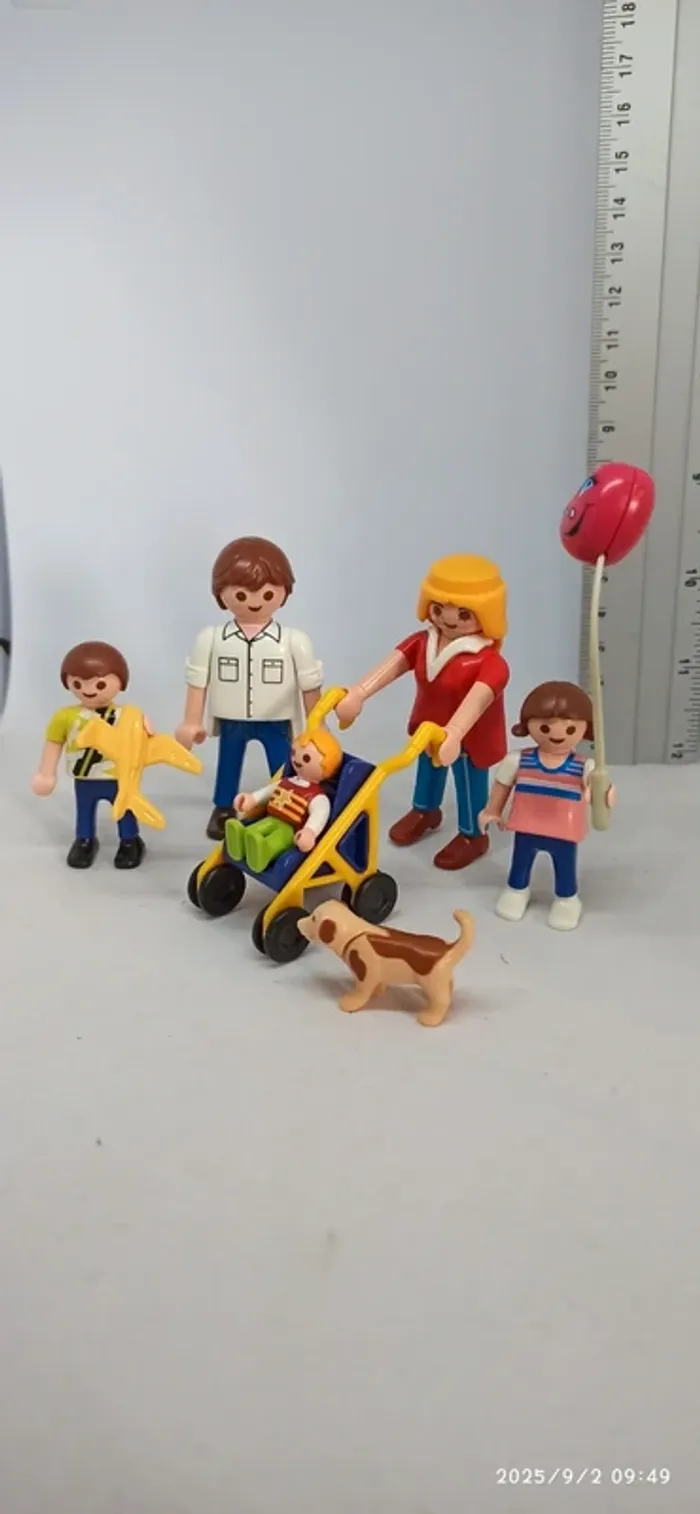 Famille avec enfants bébé et poussette playmobil