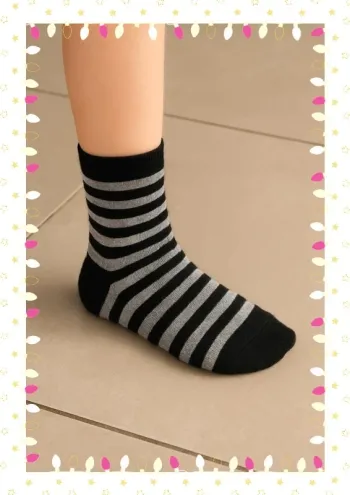 🧦 Chaussettes enfant rayées noir & gris – Look cool assuré !